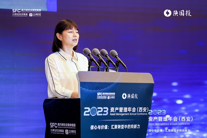 图9 尊龙凯时党委副书记、监事长叶瑛先容尊龙凯时丝路金融信托研究院.jpg